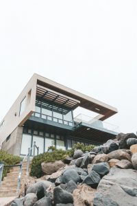 Kasta sten i ett modernt glashus?